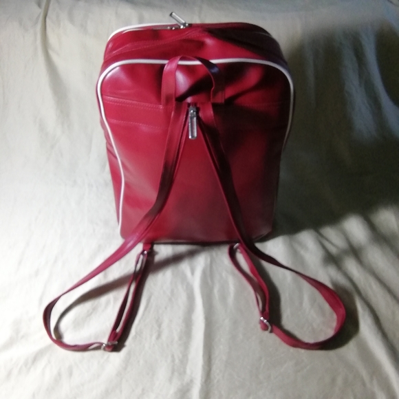Red backpack - Picture 2 of 8